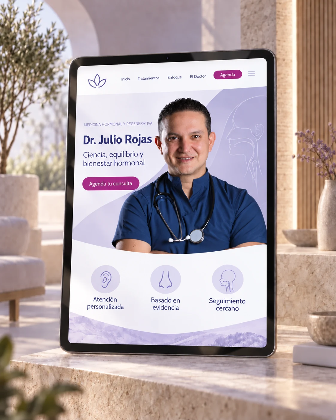 Sitio del Dr. Julio Rojas en una tablet, con retrato de iluminación natural y entorno cálido
