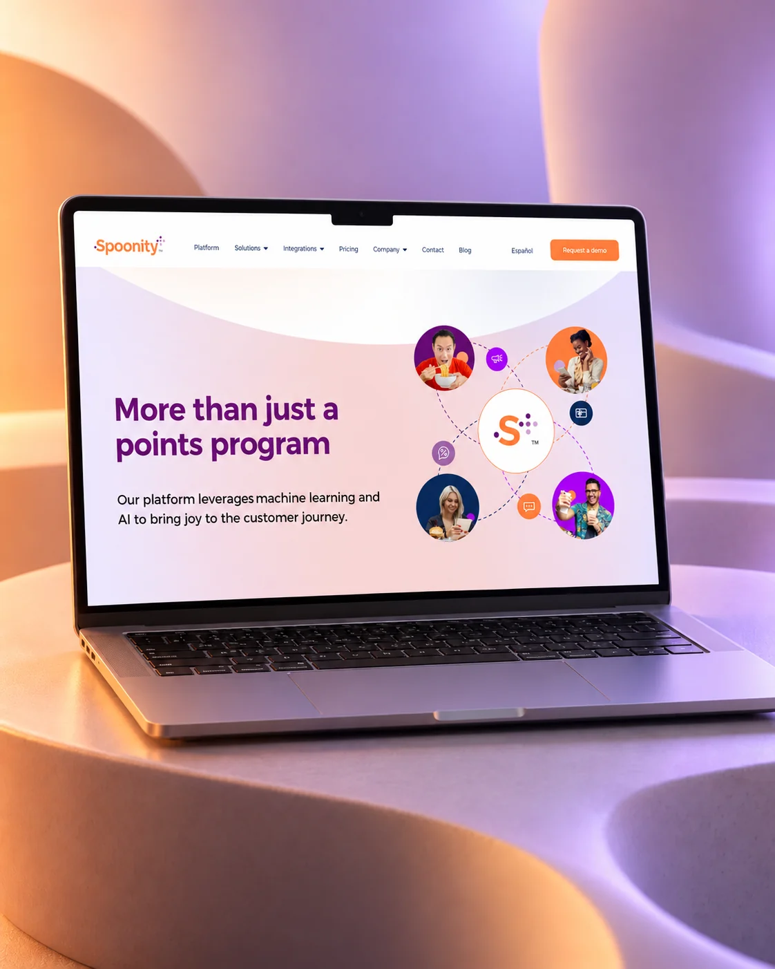 Sitio de Spoonity en una MacBook con iluminación suave naranja y morada